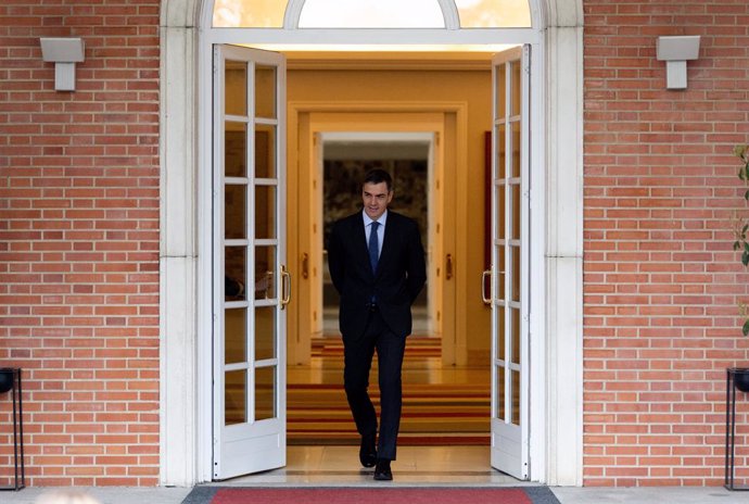 Archivo - El presidente del Gobierno, Pedro Sánchez, recibe al presidente del Partido Popular, Alberto Núñez Feijóo, en el Palacio de la Moncloa, a 13 de marzo de 2025, en Madrid (España). El presidente del Gobierno recibe a los portavoces de los partidos