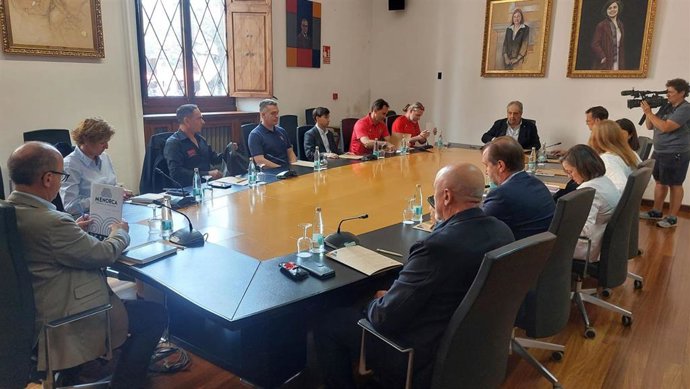 Reunión de los Consells insulares para tratar el reconocimiento de formación de los bomberos.