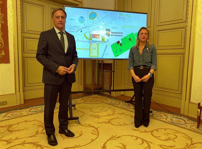 El alcalde de Salamanca, Carlos García Carbayo, y la concejala de Medio Ambiente, María José Coca.