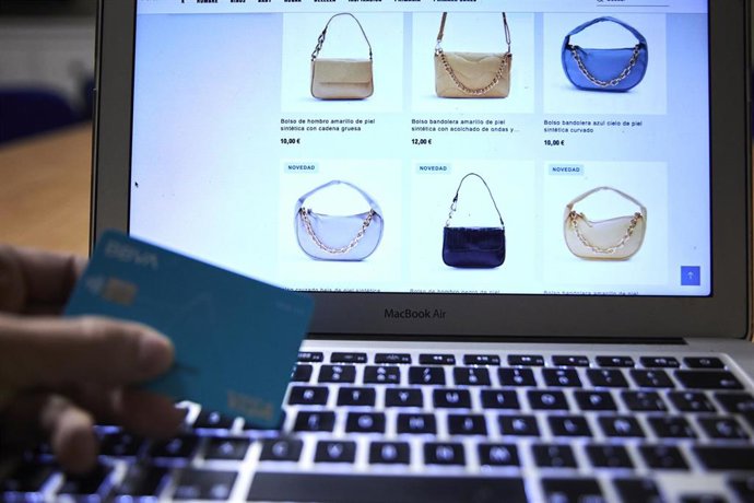 Archivo - Imagen de archivo de una compra online con tarjeta bancaria. 