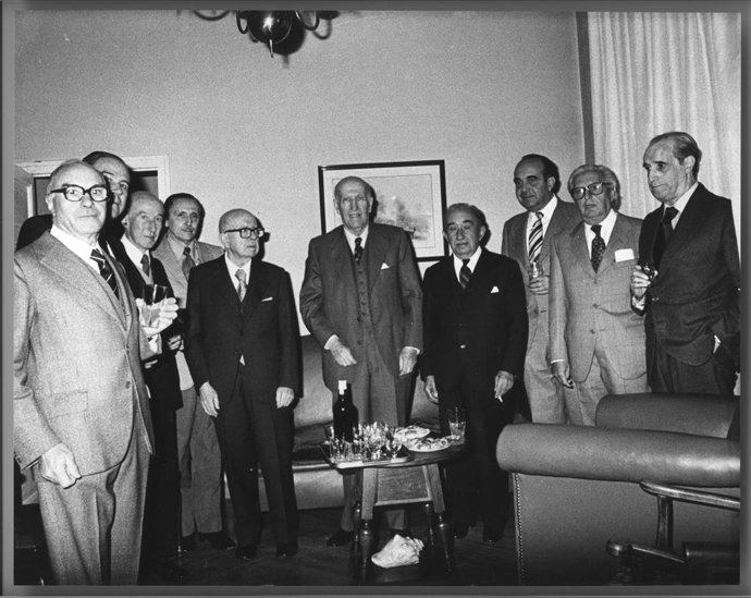 Fotografía de Aleixandre en Velintonia junto a Julián Marías, Gerardo Diego, Antonio Buero Vallejo y Dámaso Alonso, entre otros.