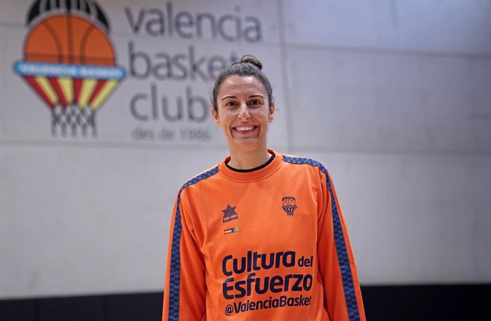 Archivo - Alba Torrens posando como jugadora de Valencia Basket.