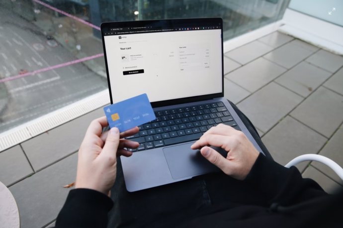 Recurso de persona comprando en una web desde su ordenador portátil