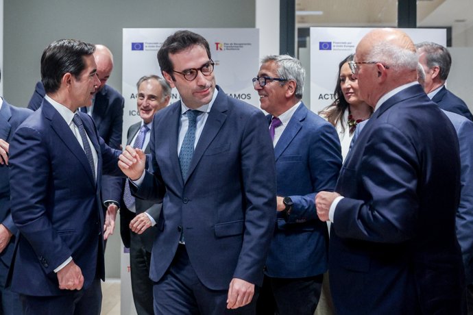 Archivo - (I-D)El presidente del BBVA, Carlos Torres Vila; el ministro de Economía, Comercio y Empresa, Carlos Cuerpo, y el presidente del Banco Sabadell, Josep Oliu, durante el acto de firma para la puesta en marcha de las líneas de financiación ICO Verd