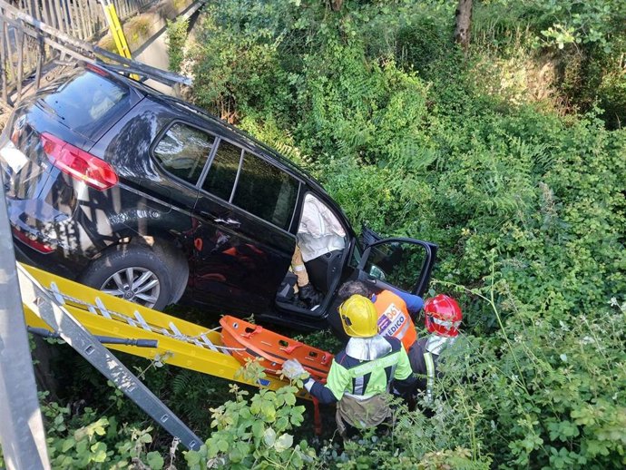 Imagen del turismo caído por un terraplen en el que quedó atrapada la conductora y fue necesaria su excarcelación.