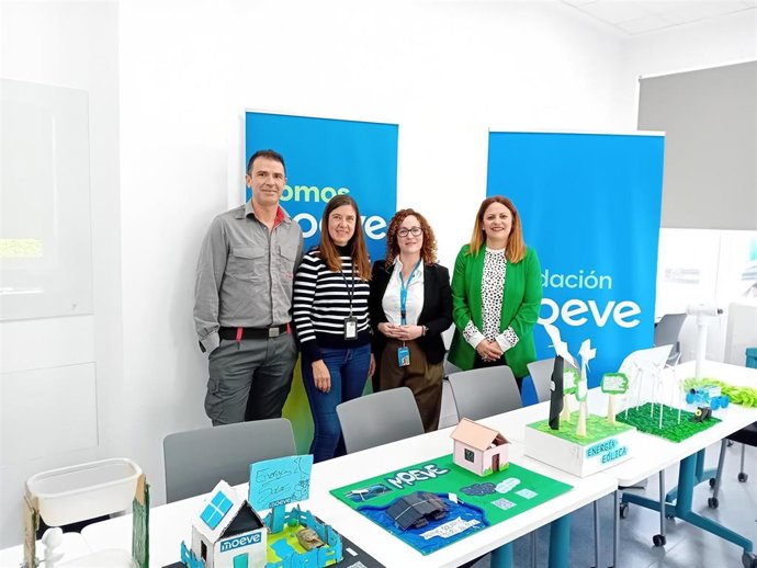 La concejal de Educación de San Roque, Mónica Córdoba, la monitoria del Campus de la Energía, Ana María Benítez, el profesional de Moeve, Antonio Palma, y la responsable de Comunicación Externa de Moeve, Estrella Blanco