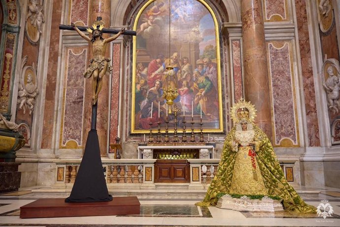 El Cristo de la Expiración de la Hermandad del Cachorro y la Virgen de la Esperanza de Málaga en Roma.