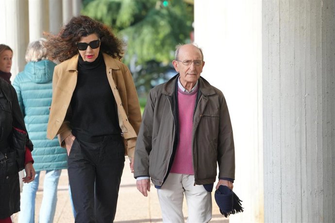 El exdirector de El Corrre Gallego José Manuel Rey Novoa (d), a su llegada al Juzgado de Instrucción Número 1 de Santiago, 15 de mayo de 2025, en Santiago de Compostela, A Coruña, Galicia (España). El Juzgado de Instrucción número 1 de Santiago ha impuest