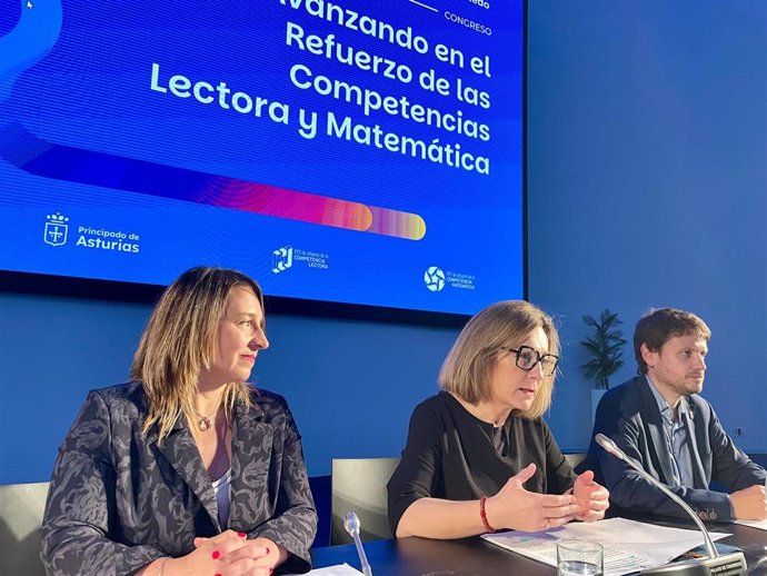 Lydia Espina, en el centro