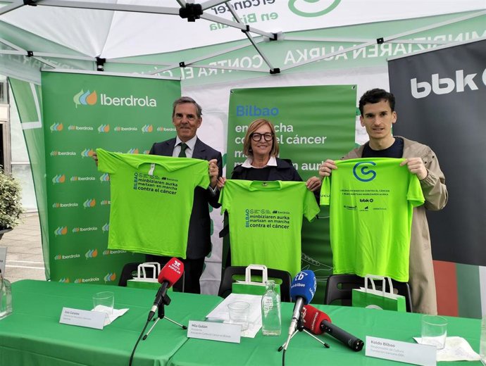 De izquierda a derecha, el director de Recursos y Servicios de Iberdrola, Asís Canales, la presidenta de la Asociación Contra el Cáncer en Bizkaia (ACCB),  Mila Gullón y el responsable de Cultura de la Fundación BBK, Koldo Bilbao, en la presentación.
