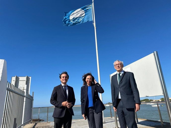 La consejera de Fomento, Articulación del Territorio y Vivienda, Rocío Díaz, junto al viceconsejero de Fomento, Mario Muñoz-Atanet, y el director general de la Agencia Pública de Puertos de Andalucía (APPA), Ignacio Álvarez-Ossorio.
