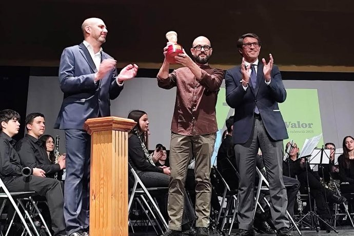 Jordi Colonques rep el Premi Enric Valor de Novel·la en Valencià per 'Carnívora'