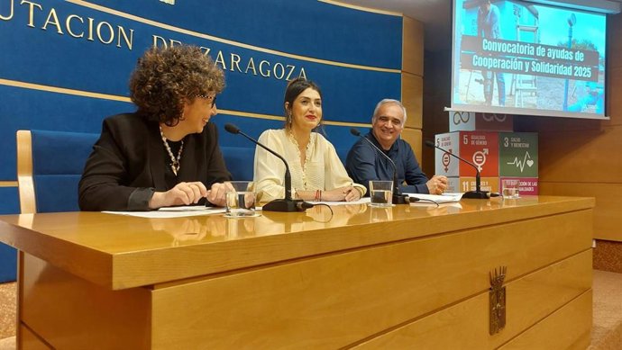 La jefa de servicio de Bienestar Social y Desarrollo de la DPZ, Yolanda Morales; la diputada delegada de Cooperación y Solidaridad Internacional, Nerea Marín; y el técnico del área, Luis García Arrazola.