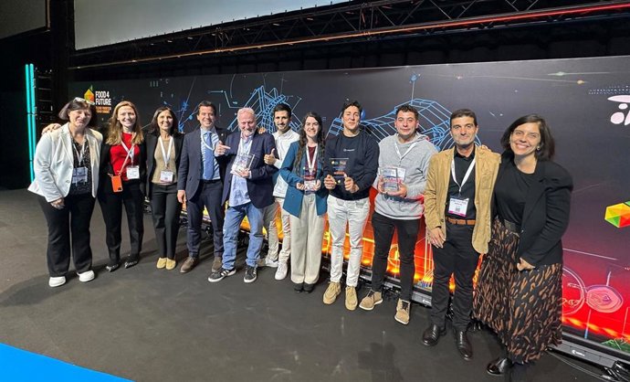 El consejero Irujo y Uxue Itoiz, junto al equipo del centro europeo y las empresas premiadas.