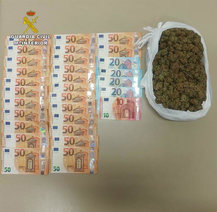 Dinero en efectivo y cogollos de marihuana intervenidos al conductor.