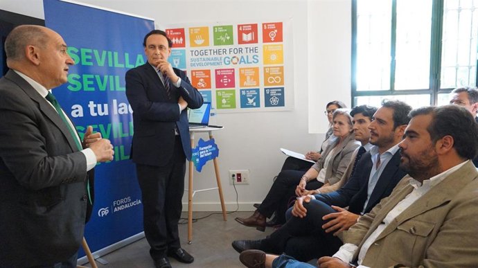 Gómez Villamandos, en uno de los foros en los que se debate sobre el presente y el futuro de la provincia, organizados por la formación política.