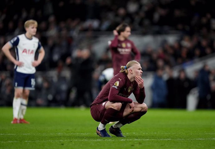 Archivo - 26 February 2025, United Kingdom, London: Manchester City's Erling Haaland waits for a decision from VAR to see if his goal will be disallowed during the English Premier League soccer match between Tottenham Hotspur and Manchester City at Totten