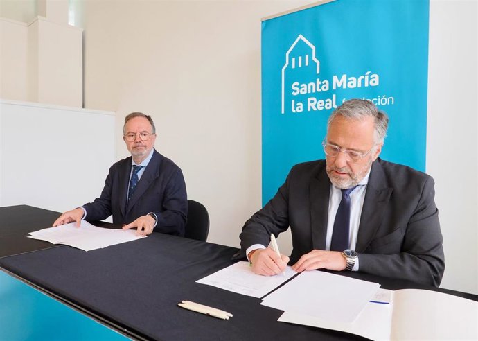 Ignacio Sobrina (i) y Carlos Pollán, en la firma del convenio.