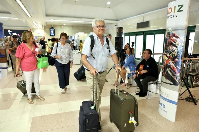 Archivo - Pasajeros procedentes de las Islas Canarias aterrizan en el aeropuerto de Jerez.