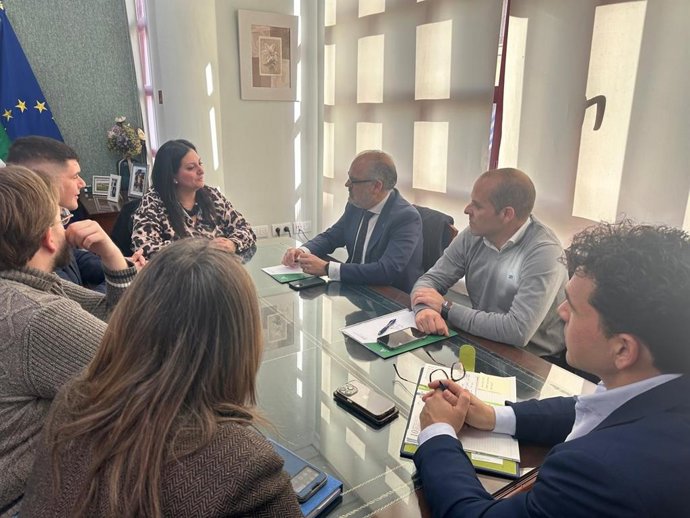 La alcaldesa de Jun, María Pilar Jiménez, preside una reunión con el delegado de Justicia de la Junta en Granada, Luis Recuerda, a su izquierda en la imagen