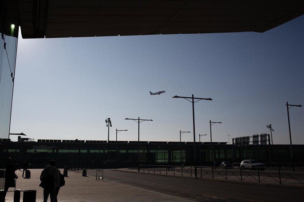 Archivo - Un avión sobrevuela el Aeropuerto de Barcelona-El Prat.