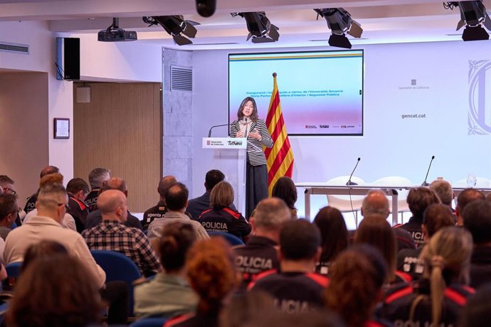 La consellera de Interior y Seguridad Pública, Núria Parlon, en la 'Jornada dels cossos de seguretat i emergències contra la LGTBI-fobia'