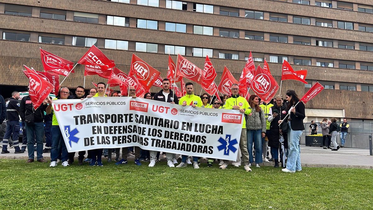 UGT y CCOO critican a la dirección del Sescam por  lavarse las manos  en el conflicto laboral del transporte sanitario