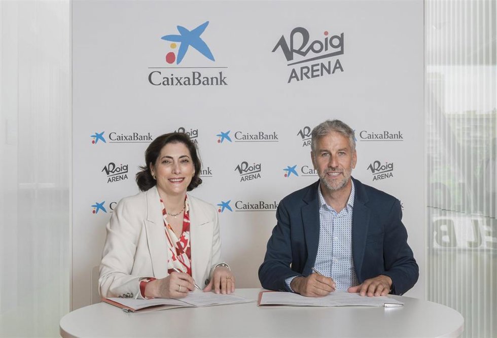 La  directora de Comunicación y Relaciones Institucionales de CaixaBank, María Luis Martínez, y el director general del Roig Arena, Víctor Sendra.