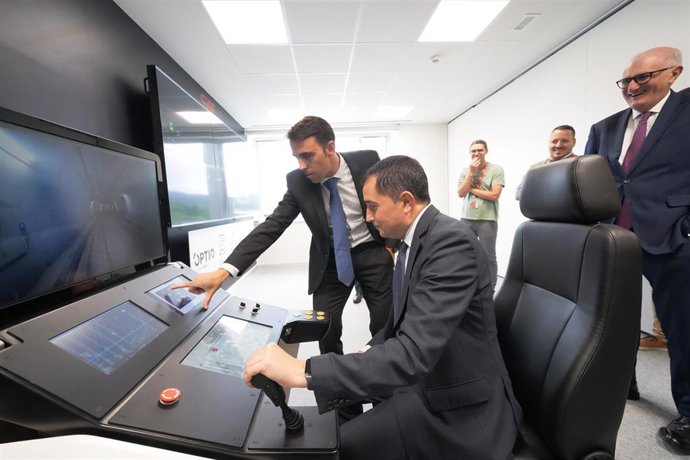 El presidente de BBK, Xabier Sagredo, visita las instalaciones de CAF en Boroa