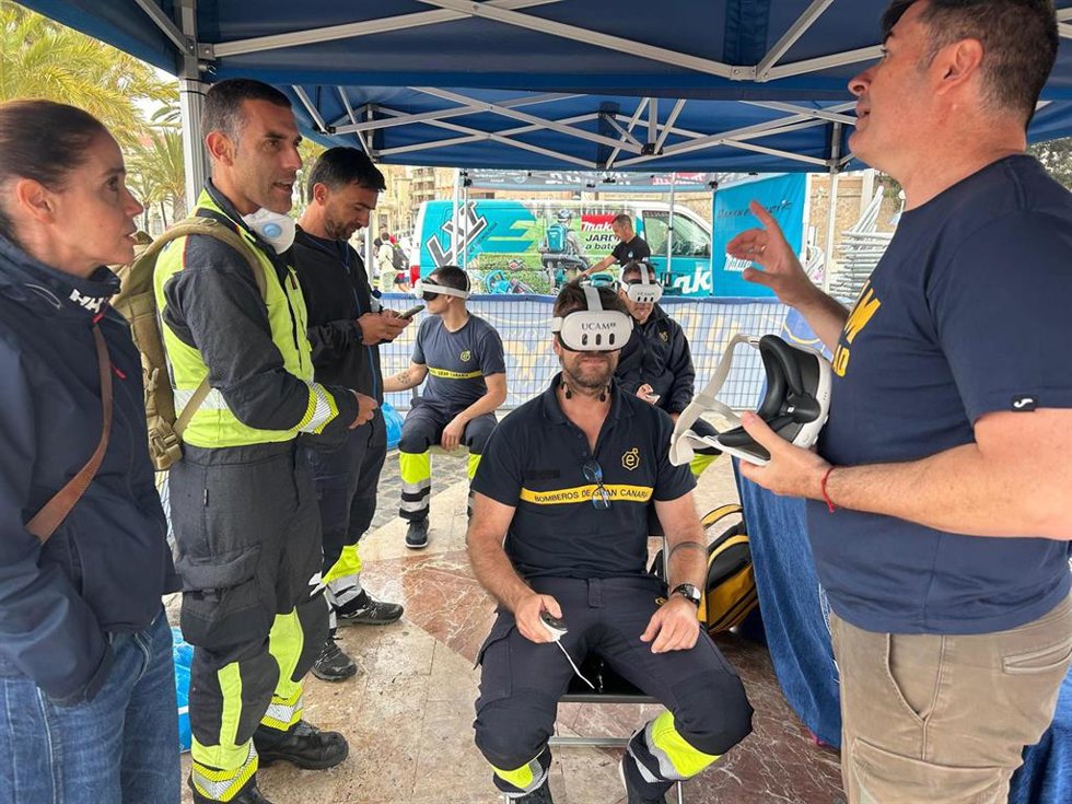 Un grupo de bomberos de Canarias prueba las gafas de realidad virtual para la formación en triaje sanitario