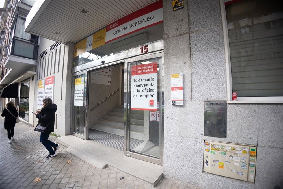 Archivo - Fachada de una oficina de empleo en Madrid, España