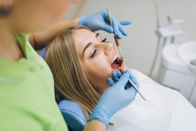 Archivo - Arquivo - Dentista com recurso de revisão de imagem