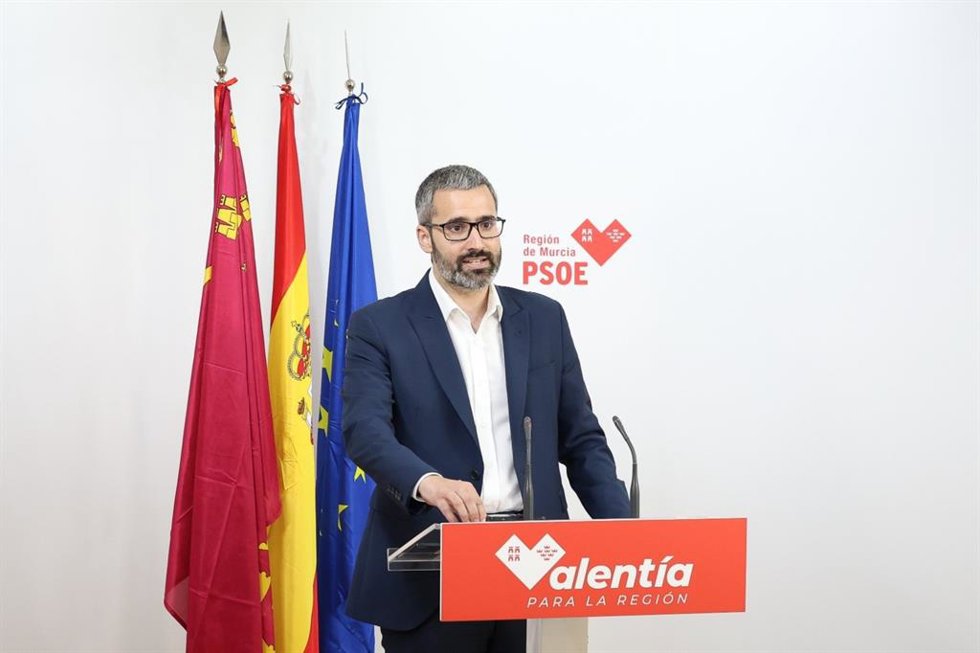 El secretario general del PSOE en la Región, Francisco Lucas, en una rueda de prensa