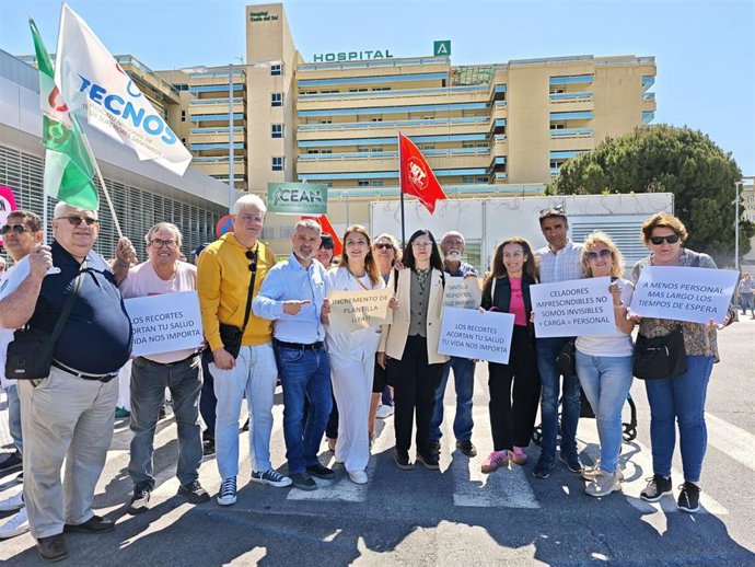 La diputada socialista por Málaga en el Congreso y portavoz del grupo socialista en el Ayuntamiento de Marbella, Isabel Pérez, y el secretario de organización del PSOE de Málaga, José Bernal, han apoyado las protestas del personasl del HUCS.