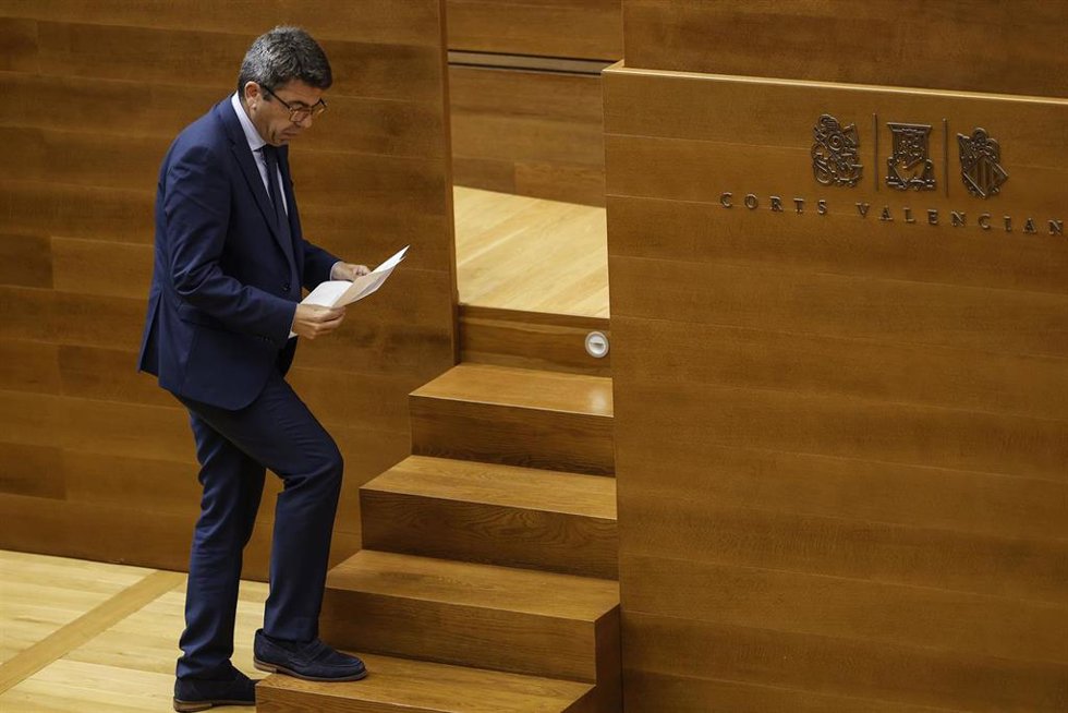 El presidente de la Generalitat, Carlos Mazón, durante una sesión de control en Les Corts