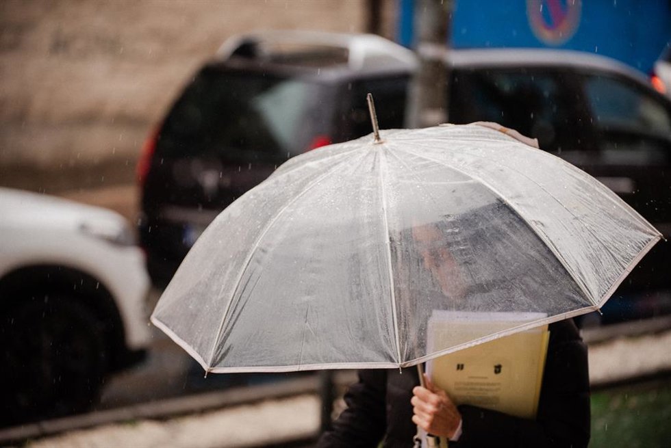 Archivo - Una persona se protege de la lluvia con paraguas, a 19 de enero de 2024, en Madrid (España)