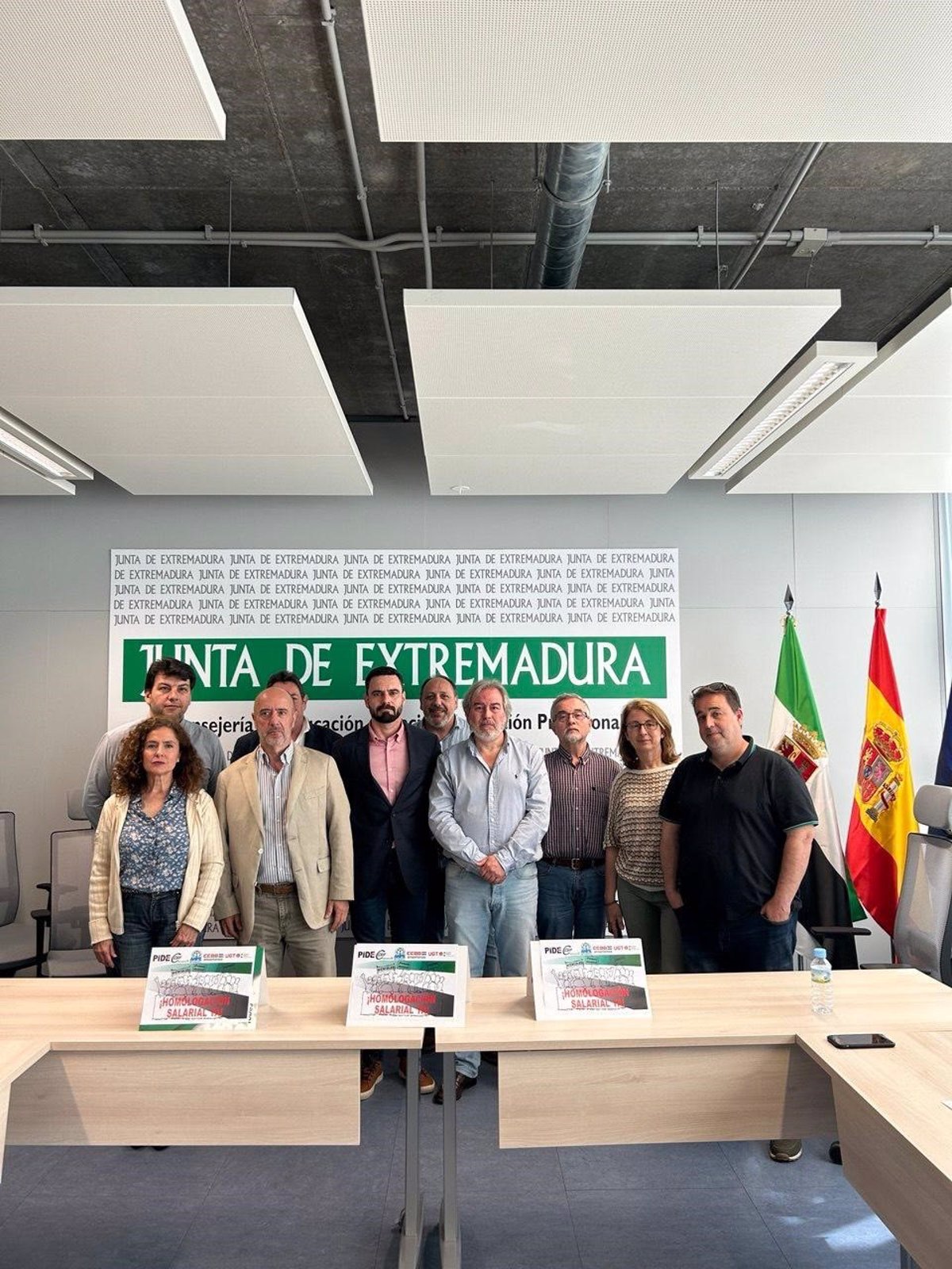 Los sindicatos de la Mesa Sectorial de Enseñanza inician un encierro en Mérida por la homologación salarial
