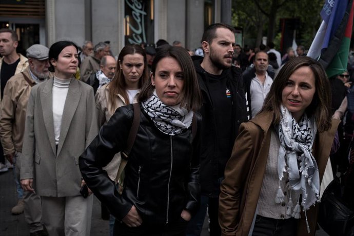La eurodiputada de Podemos, Irene Montero (i) y la secretaria general de Podemos, Ione Belarra (d), durante la manifestación en conmemoración de la Nakba, a 15 de mayo de 2025, en Madrid (España). 