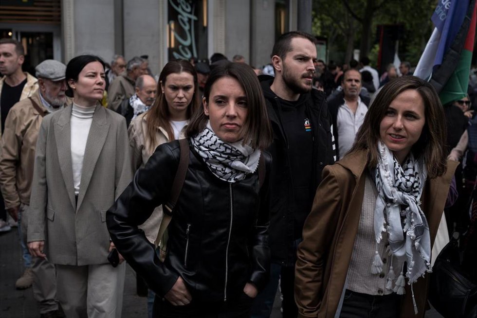 La eurodiputada de Podemos, Irene Montero (i) y la secretaria general de Podemos, Ione Belarra (d), durante la manifestación en conmemoración de la Nakba, a 15 de mayo de 2025, en Madrid (España).