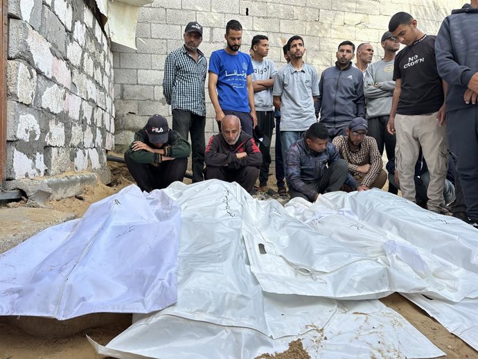 14 de maio de 2025, Khan Younis, Faixa de Gaza, Território Palestino: Palestinos lamentam a perda de seus entes queridos mortos em um ataque israelense a tendas que abrigam pessoas deslocadas em Khan Yunis, depois de serem levadas ao Hospital Nasser, em K