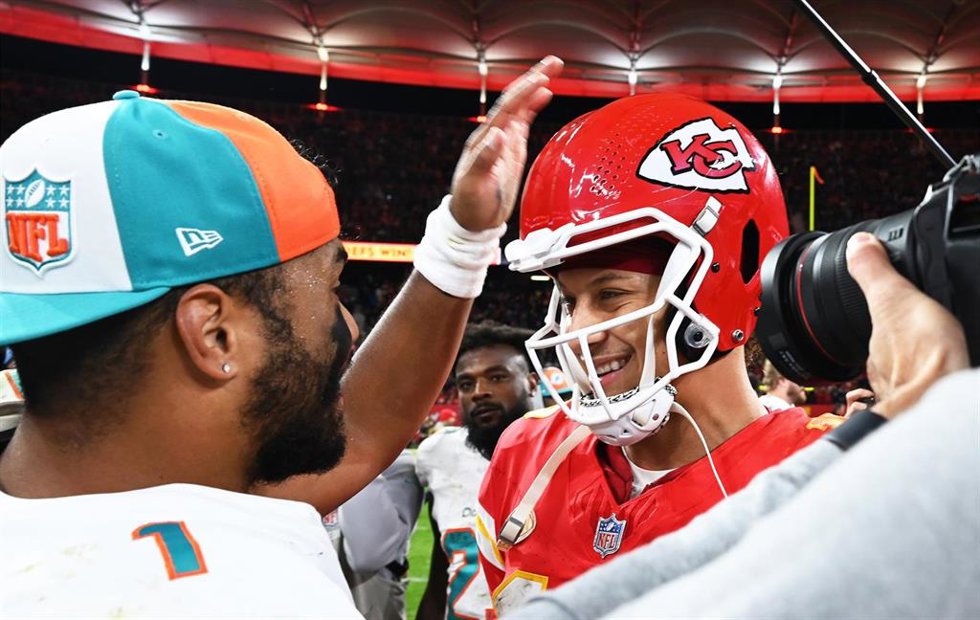 Archivo - El quaterback de los Kansas City Chiefs Patrick Mahomes saluda al quaterback de los Miami Dolphins Tua Tagovailoa, tras un partido de la NFL.