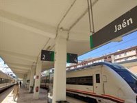 A la espera de la llegada de una grúa para retirar la vagoneta descarrilada que bloquea la estación de tren de Jaén