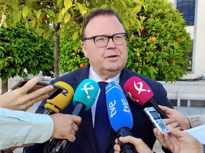 El portavoz de Hacienda del Grupo Parlamentario Popular, Hipólito Pacheco, atiende a los medios de comunicación.