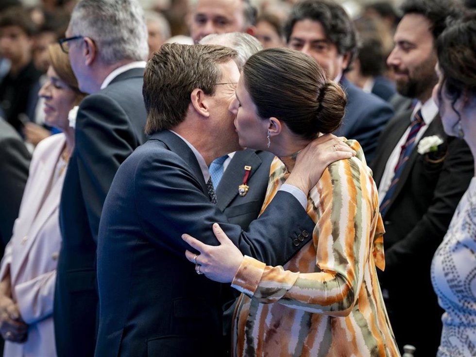 El alcalde de Madrid, José Luis Martínez-Almeida, saluda a su mujer Teresa Urquijo y Moreno durante el acto de entrega de las Medallas de Honor con motivo de la festividad de San Isidro