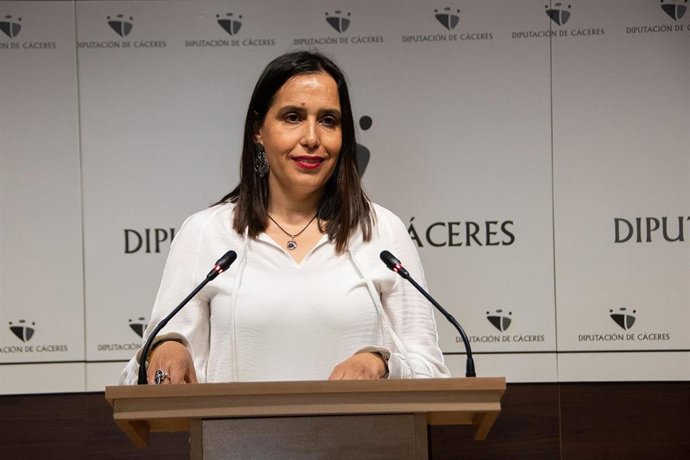 La diputada de Medio Ambiente, Transición Ecológica, Agricultura y Ganadería de la Diputación de Cáceres, Angélica García, en rueda de prensa