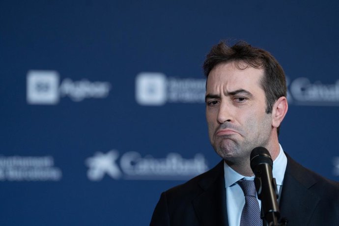 O Ministro da Economia, Comércio e Empresa, Carlos Cuerpo, discursa durante a 40ª Reunião do Cercle d'Economia, no Palau de Congresos de Cataluña, em 6 de maio de 2025, em Madri (Espanha). A edição deste ano será realizada ontem e amanhã, 7 de maio de 202