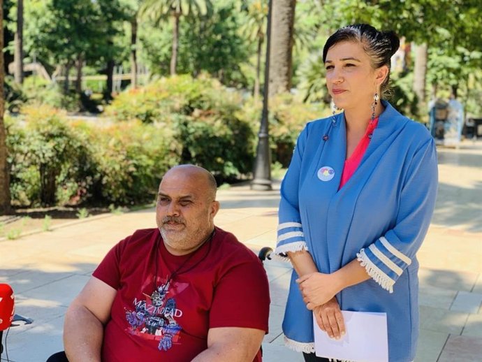 La portavoz adjunta del grupo municipal Con Málaga, Toni Morillas, junto con el responsable de proyectos de la asociación Animación Malacitana, Daniel Fernández.