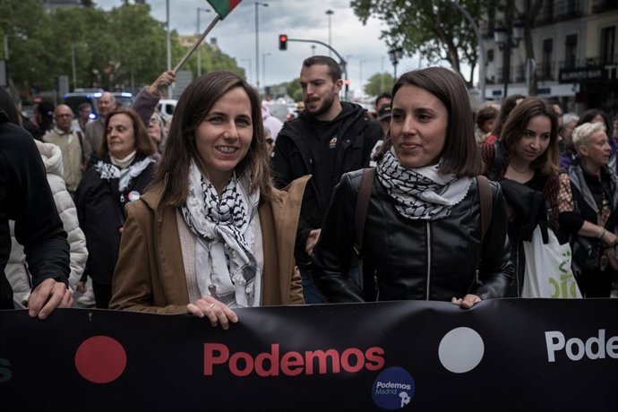 La eurodiputada de Podemos, Irene Montero (d) y la secretaria general de Podemos, Ione Belarra (i), durante la manifestación en conmemoración de la Nakba, a 15 de mayo de 2025, en Madrid (España). 