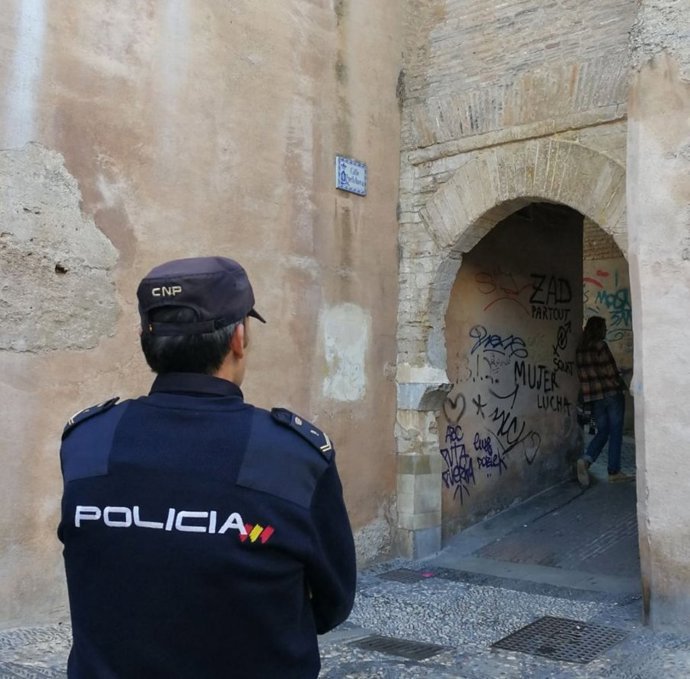 Agente de Policía Nacional en el Albaicín