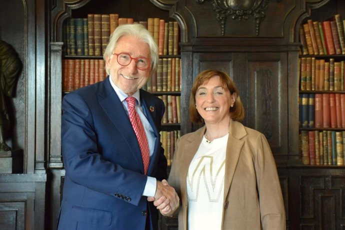 El presidente de Foment del Treball, Josep Sánchez Llibre, y la presidenta del Col·legi Oficial de Pedagogia de Catalunya (Copec), Maria Victòria Gómez.